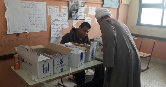 صور.. قافلة طبية توقع الكشف الطبى على 1200 شخص بالفيوم