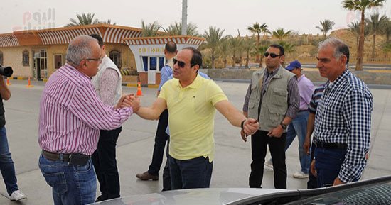 صور.. السيسي يتفقد أعمال تطوير المنشآت الجديدة بطريق العين السخنة