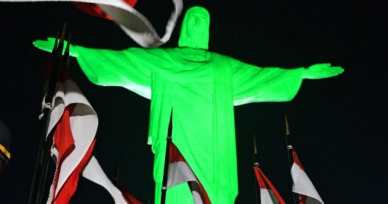 صور..تمثال "المسيح" باللون الأخضر فى البرازيل احتفالا باليوم الوطنى للجيش