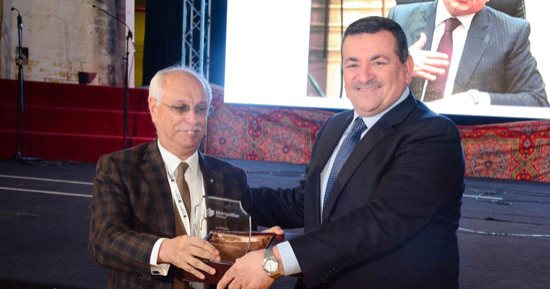 تكريم أسامة هيكل وجلال السعيد وأسر الشهداء خلال احتفالية "فى حب مصر"