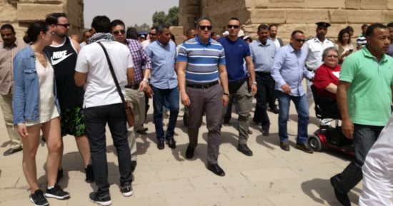 صور.. وزير الآثار يتفقد الترميمات ويفتتح المحور الجنوبى بمعابد الكرنك