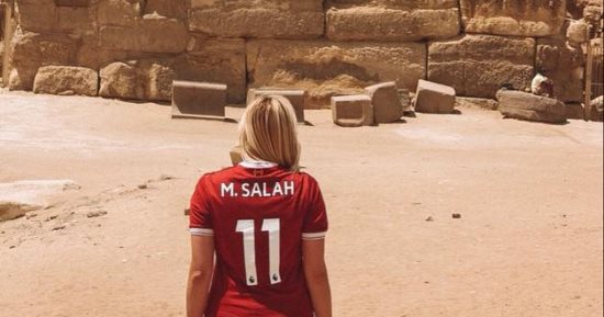 "عاشقة صلاح" تجوب العالم بقميص الفرعون المصرى وتقول عن مصر: بلدى المفضل
