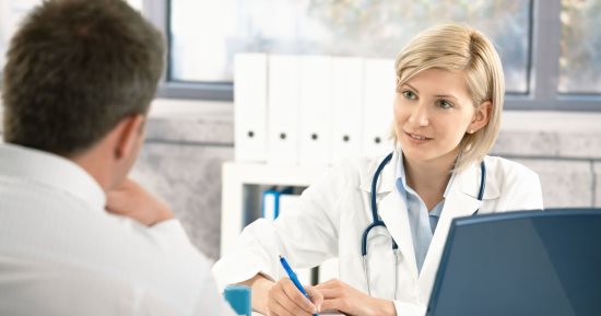 نصائح لعلاج قرحة المعدة أهمها تناول العسل