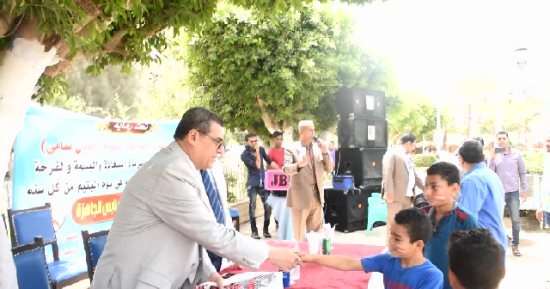 صور.. محافظ الفيوم يكرم أبناء العاملين الأيتام والعاملين المتميزين