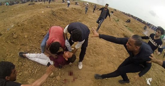 صور.. لحظة استهداف قناصة الاحتلال الإسرائيلى طفل فلسطينى على حدود غزة