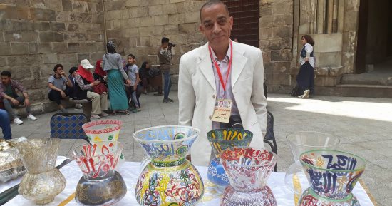 السر فى أصالة الحرفة.. "صلاح مصطفى" 27 عاما فى تصنيع مشكاوات المساجد