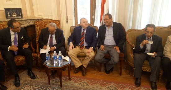 صور.. بهاء أبو شقة يوقع على قرار تشكيل المجلس الاستشارى لحزب الوفد