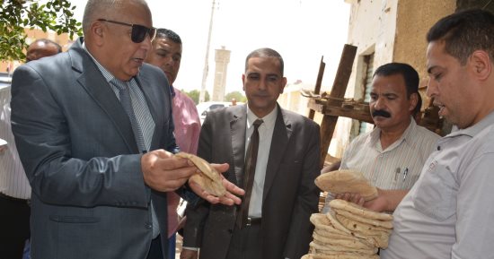 محافظ الوادى الجديد يضبط خبز ناقص الوزن بأحد المخابز المدعمة 