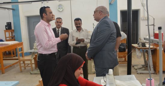 محافظ الوادى الجديد يوجه بالتأمين على العاملين بمصنع ملابس المحافظة