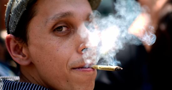 صور.. أهل الكيف يتجمعون فى كندا والمكسيك احتفالا باليوم العالمى للماريجوانا