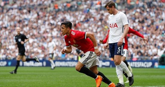 التعادل 1/1 يُنهى الشوط الأول من مباراة مانشستر يونايتد وتوتنهام.. فيديو