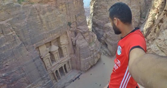 على العجلة.. محمد نوفل "ابن بطوطة" فى رحلة من مصر لروسيا لتشجيع المنتخب