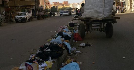 قارئ يشكو من تراكم القمامة بشارع شرق البندر بأسوان