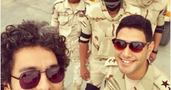 المطرب محمد محسن ينشر صورة مع مجندين مصريين: "الرجالة الجدعان ربنا يحفظهم"