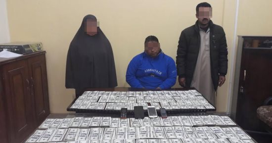 القبض على موظفة ولاعب كرة وعامل بحوزتهم 100 ألف دولار مزورة بالإسماعيلية