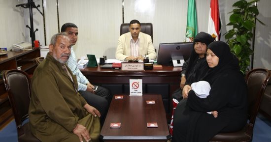 سكرتير عام المنوفية يستقبل أسرة الشهيد رقيب عبد الحميد للاستماع إلى طلباتهم