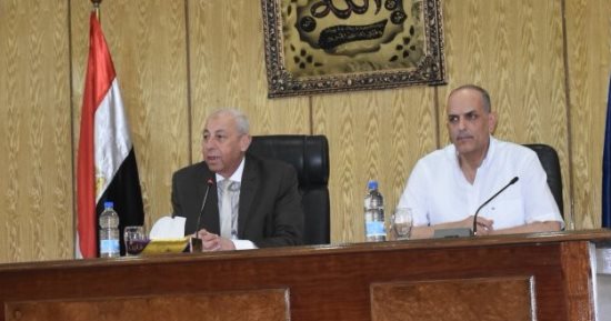صور .. محافظ أسوان يجتمع لمناقشة توصيات لجنة الإدارة المحلية بالنواب