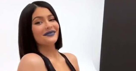 فيديو وصور.. كيلى جينر تستعرض رشاقتها بجلسة تصوير خاصة بـ Kylie Cosmetics