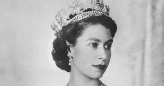 مش مجرد عيد ميلاد.. القصر البريطانى يحتفل بالملكة "إليزابيث" بصور نادرة لها 