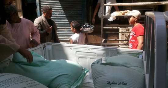 صور.. رئيس مدينة المراغة الجديد يضبط 16 جوال دقيق مدعم خلال حملة بسوهاج