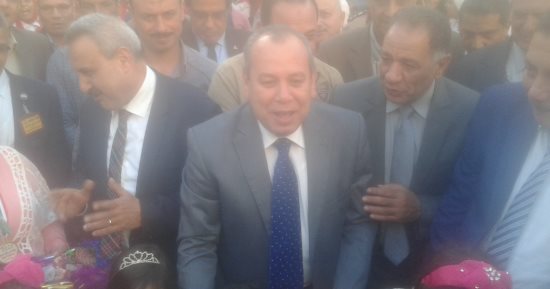 صور.. محافظ دمياط: نبحث إنشاء سوق دائم برأس البر لعرض منتجات التعليم الفنى