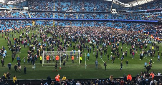 فيديو.. جماهير مانشستر سيتى تقتحم ملعب "الاتحاد" للاحتفال بالدوري الإنجليزي
