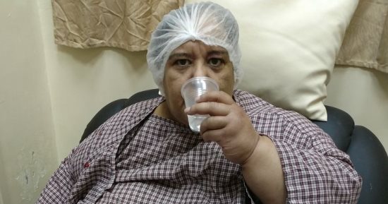 بعد مرور 6 أيام من جراحة السمنة.. أميمة "300 كيلو" قادرة على الشرب والحركة