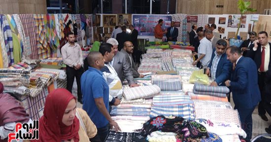 صور.. أيمن عبدالمنعم ونقيب الصحفيين يفتتحان معرض صنع بسوهاج بمؤسسة الأهرام