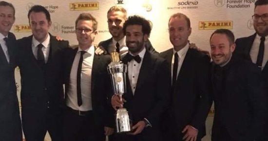 محمد صلاح يلتقط صورة مع جائزة أفضل لاعب فى البريميرليج قبل الإعلان الرسمى
