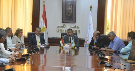 صور.. محافظ الأقصر يكرم 30 من الحاصلين على دورة إعداد القادة والقيادة