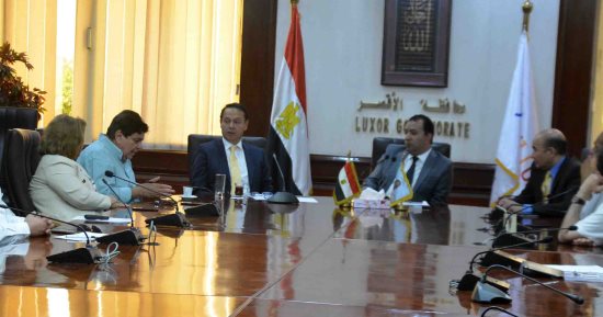 صور.. محافظ الأقصر يبحث مع العاملين خطة تنشيط السياحة 