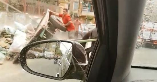سائق كارو يلقى مخلفات البناء بشارع العباسية وقارئ يطالب بضبطه
