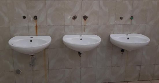 قارئ يرصد الإهمال بالمستشفى الميرى بالإسكندرية.. صور