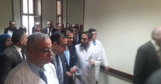 صور.. وزير التعليم العالى يزور كلية طب جامعة المنصورة