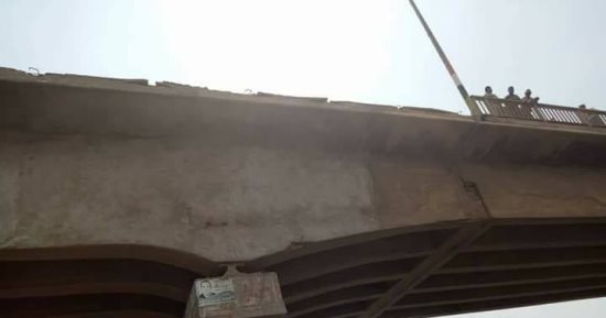 سقوط جزء من السور الحديدي لكوبرى بسنديلة على "توك توك" بالدقهلية