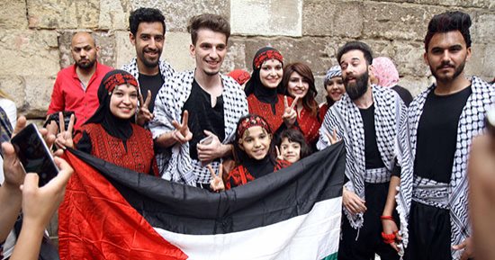 صورة اليوم... الدبكة الفلسطينى فى شارع المعز.. يا مراحب يا حبايبنا