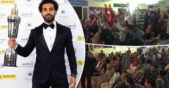 صور.. الآلاف بـ"بسيون" يحتفلون بفوز محمد صلاح بجائزة أفضل لاعب فى إنجلترا.. الأهالى يهتفون أمام منزله "بنحبك يا صلاح".. شاب يقطع 90 كيلو لرسم جرافيتى للاعب.. محافظ الغربية لـ"صلاح": أنت الابن البار لأهل بلدك