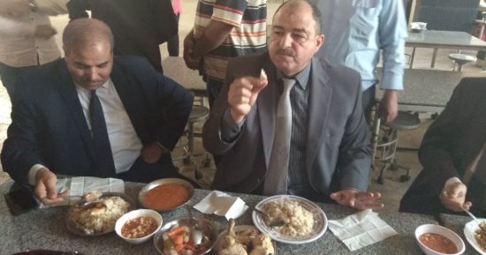 صور.. رئيس جامعة الأزهر ونائباه يتناولون "الغداء" مع طالبات المدينة الجامعية