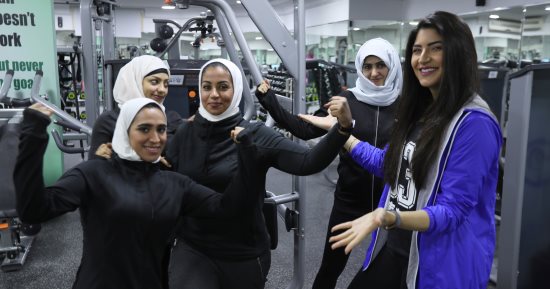 رويترز تنشر صورا لسعوديات يتدربن على رفع الأثقال 