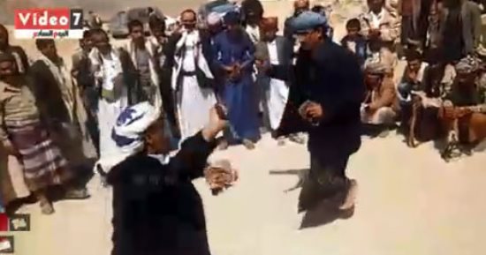 فيديو.. اليمنيون يتحدون الحرب ويواجهون أزماتهم بحفلات الزواج على سد مأرب