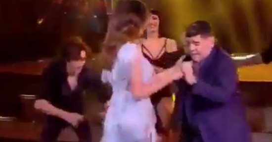 فيديو.. مارادونا يستعيد شبابه برقصة مثيرة