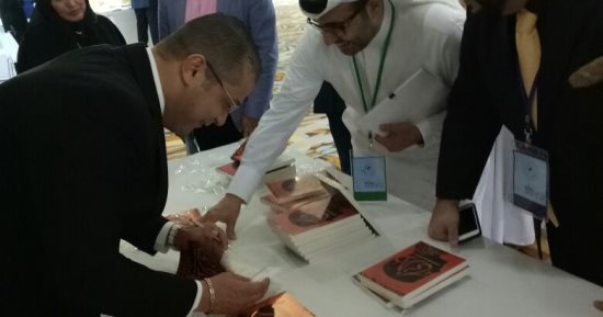 صور.. محمد الدهشان يوقع كتابه "ذاتى" بالمؤتمر العالمى للغة العربية بدبى