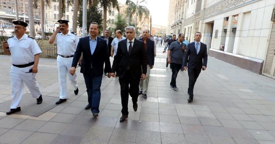 صور.. مساعد وزير الداخلية للنقل يشدد على القوات ضرورة اليقظة وتعقيم المحطات