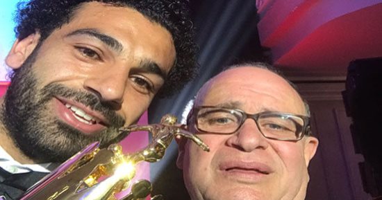 كردي يلتقط أول سيلفي مع صلاح بعد التتويج بأفضل لاعب في إنجلترا
