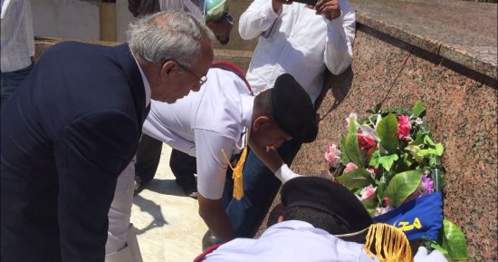 صور.. محافظ شمال سيناء يضع إكليل الزهور على قبر الجندى المجهول