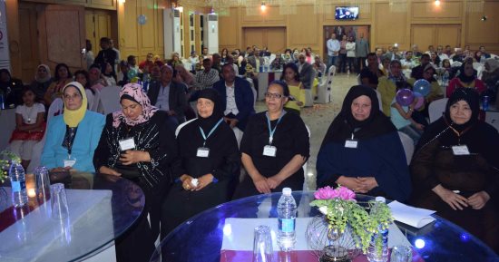 صور .. محافظ المنيا يكرم الأمهات المثاليات فى حفل للتضامن الإجتماعى