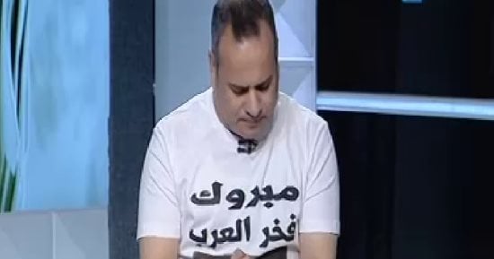 جابر القرموطى يحتفل بمحمد صلاح بقميص يحمل شعار "مبروك فخر العرب"