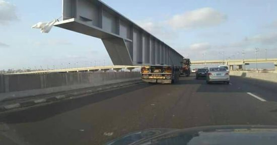 قارئ يشكو حمولة غير مناسبة لسيارة نقل ثقيل بمحور التعمير فى الإسكندرية