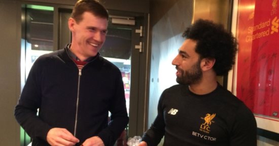 السفير البريطانى ينشر صورة مع محمد صلاح مازحا: العسلية لعبت دور فى الجائزة