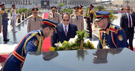 شاهد.. وضع الرئيس السيسى إكليلا من الزهور على قبر الجندى المجهول